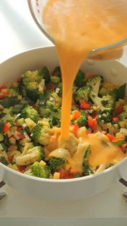 Смачні фрітата з яйцями овочів – 8 шт. Молоко або вершки – 150 мл солі, чорний …