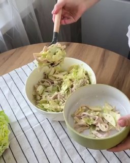 Найсмачніший салат з ПП з салатом кальмарів айсберга; 3 яйця; 300 г кальмарів; 1 зелений …