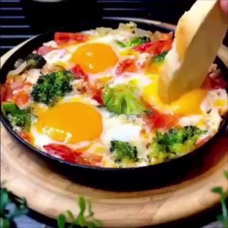 Смачний і здоровий сніданок Брокколі – 150-200 г цибулі – 1 ПК Помідор – 1 ПК …