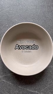 Грінки з паштетом з авокадо і сиром На 100 грам – 145 ккал БЖ/У – 10/9/4 Ав…